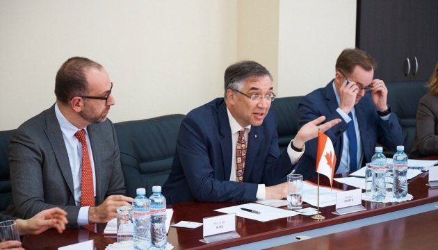 Жебрівський: Посол Канади пообіцяв допомогу у вдосконаленні КПВВ