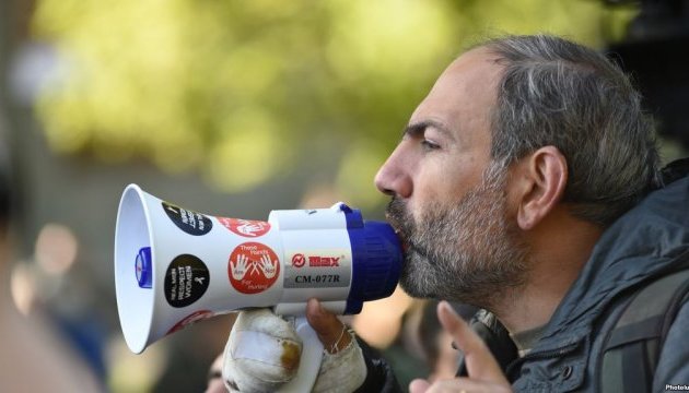 В Армении оппозиция заявила об акциях "тотального неповиновения" В Армении оппозиция заявила об акциях "тотального неповиновения"
