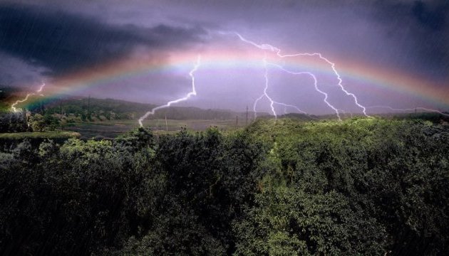 На вихідні частину України накриють грозові дощі