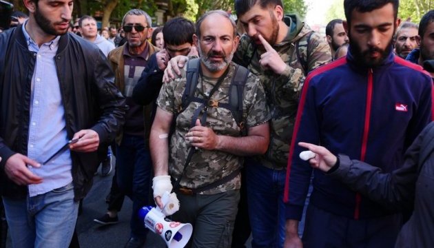 Протести у Вірменії: адвокат не знає, куди вивезли затриманого лідера опозицї 