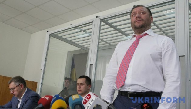 Суд у справі держзради Януковича допитує Добкіна