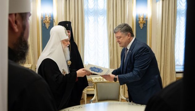 Poroshenko recibe un llamamiento a Bartolomé de los jerarcas de la Iglesia ortodoxa ucraniana del Patriarcado de Kyiv y la Iglesia ortodoxa ucraniana autocéfala