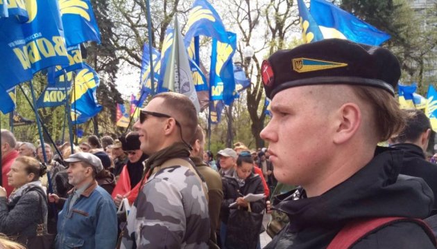 Des activistes manifestent devant la Rada pour exiger l’attribution du statut de combattant aux volontaires  