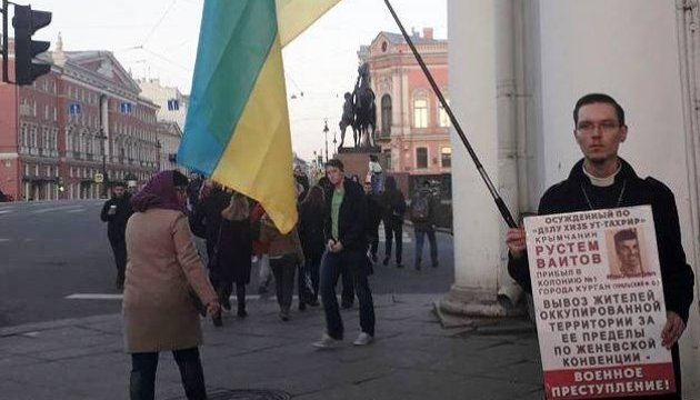 У Петербурзі активісти вимагали припинити терор кримських татар У Петербурзі активісти вимагали припинити терор кримських татар