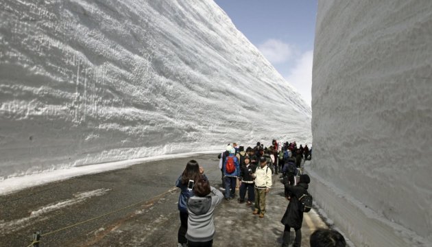 Снігові стіни відкрилися для туристів в Японії