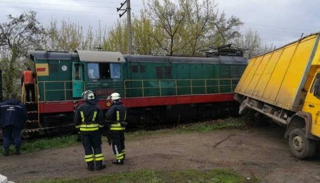 У Слов’янську на залізничному переїзді зіткнулися вантажівка та тепловоз