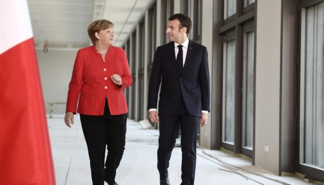 Macron und Merkel begrüßen Gefangenenaustausch 