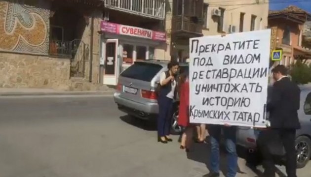 Stop Vandal: біля Ханського палацу у Криму відбулися одиночні пікети