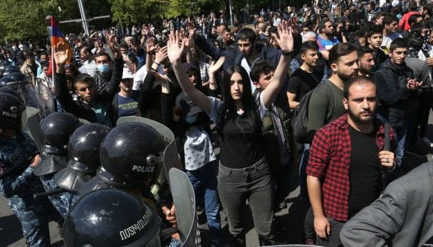 У Єревані в ході протестів затримано вже більше ста осіб
