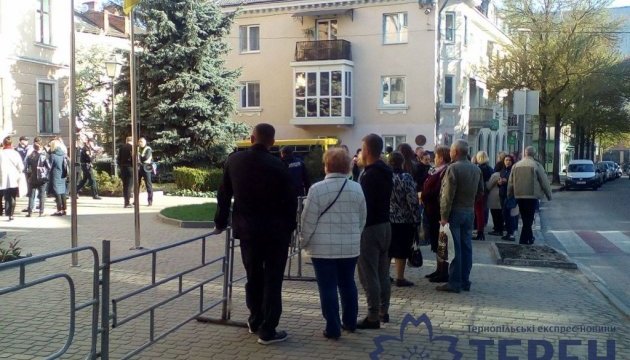 Міськраду Тернополя пікетують десятки протестувальників
