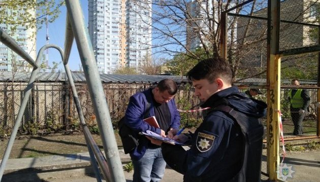 Поліція Києва встановлює обставини вибуху на спортмайданчику