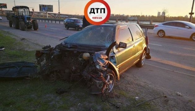 У Києві водій не впорався з керуванням і вилетів з дороги, є постраждалі