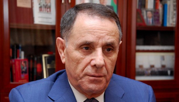 Прем'єр Азербайджану дорогою на роботу врятував чоловіка від самогубства