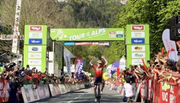 El ciclista ucraniano Mark Padun gana la última etapa del Tour de los Alpes (Vídeo)