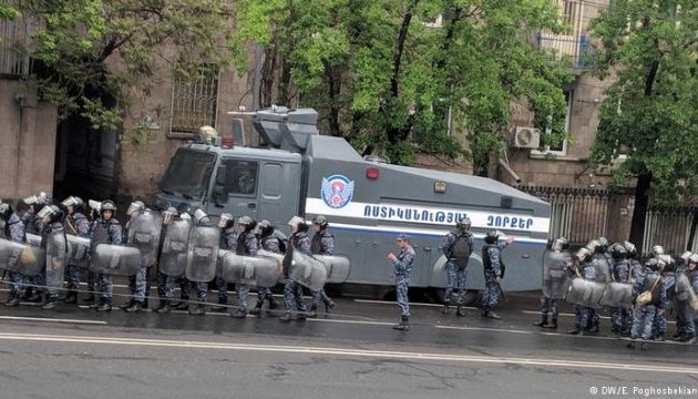 Протести у Вірменії: поліція б'є вікна авто активістів