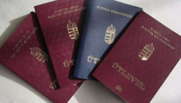 Угорщина видала на Закарпатті понад 100 тисяч паспортів - МЗС