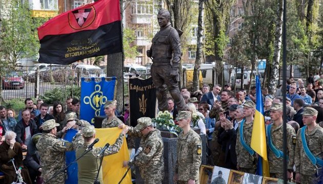 У столиці відкрили пам'ятник бійцю АТО Мирославу Мислі