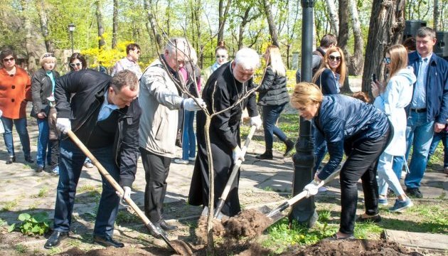 У Київському міському саду з'явилась Алея Миру