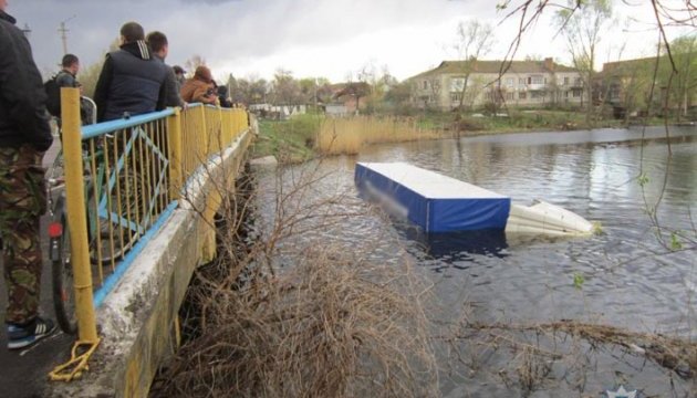 Чернігівська поліція повідомила деталі падіння фури з моста у річку