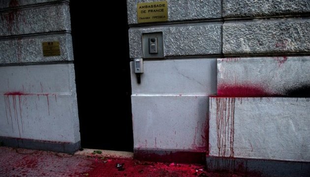 У Греції анархісти закидали фарбою французьке консульство