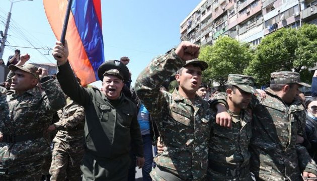 До протестів у Вірменії приєдналися військові