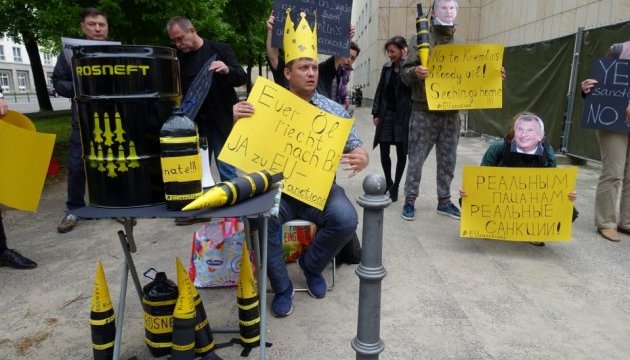 Ні кривавим грошам: перед філією Роснафти в Берліні провели акцію