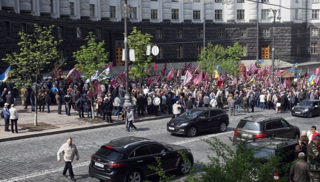 Мітингувальники під Кабміном перекрили частину дороги на Грушевського