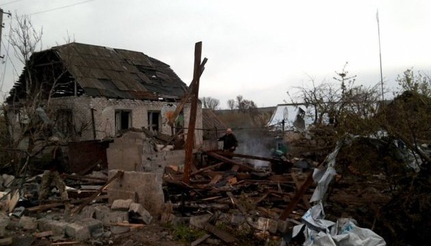 Militants use artillery to shell residential houses in Donbas