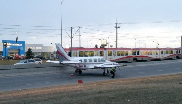 У Канаді пасажирський літак аварійно сів на автостраду
