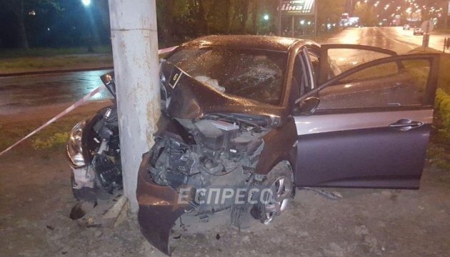 У Києві Hyundai влетів у стовп, є постраждалі 