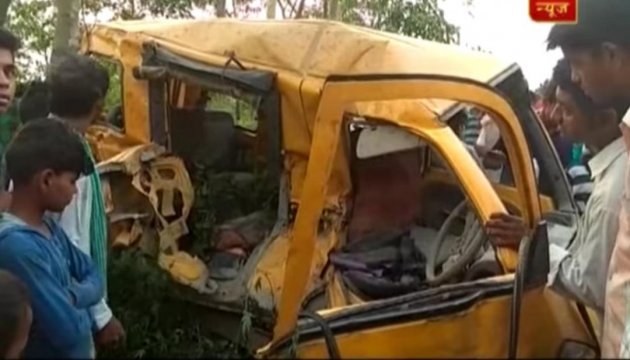 В Індії шкільний автобус зіткнувся з поїздом, загинули 13 дітей