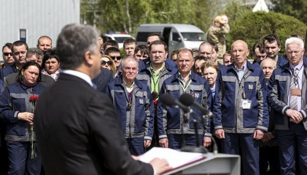 Poroshenko commemorates liquidators of Chernobyl disaster