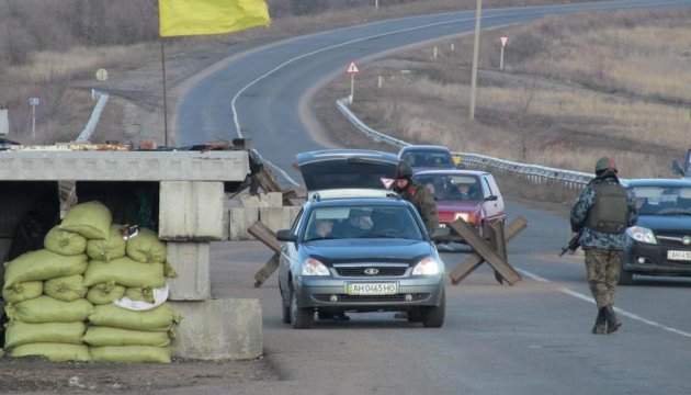 На пунктах пропуску в зоні ООС стоять у чергах 275 авто