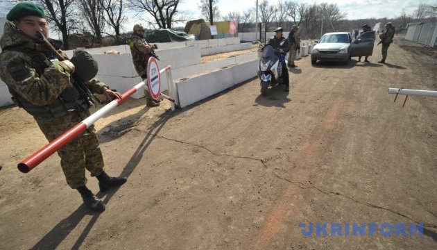 У пунктах пропуску на Донбасі застрягли 200 авто