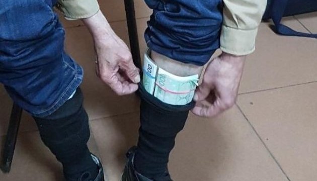 Чоловік намагався ввезти з Росії у шкарпетках 25 тисяч євро 