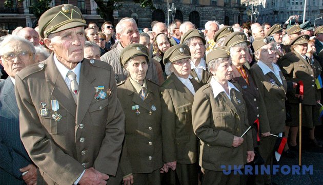 На фото: учасники урочистого віче з нагоди 64-річчя УПА у Львові. З архіву Укрінформу.