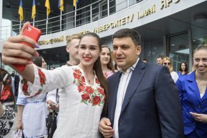 Regierungschef trägt Wyschywanka