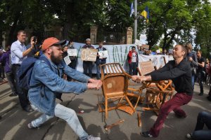 Die Protestaktion „Genug sitzen!“ zur Unterstützung des in Russland gefangen gehaltenen ukrainischen Regisseurs Oleg Senzow