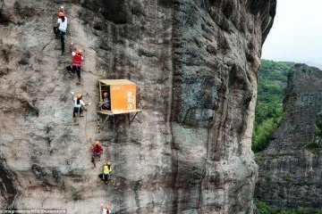 Любителі гострих відчуттів можуть скупитися в магазині на стрімкій скелі