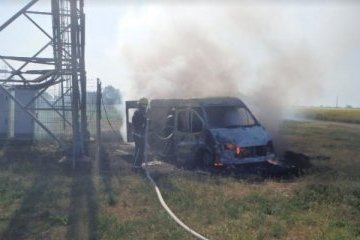 В Херсонской области горел микроавтобус, есть пострадавший