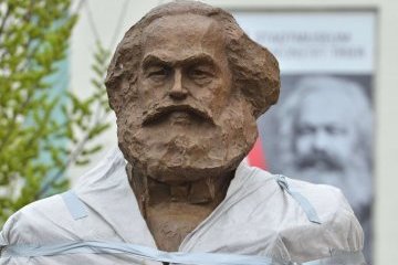 В Лондоне вандалы повредили надгробие на могиле Карла Маркса
