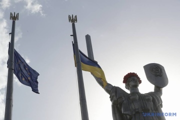 El Tridente reemplaza el escudo soviético en la Estatua de la Madre Patria en Kyiv
