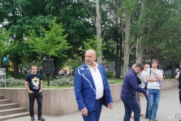 У Миколаєві депутата облради полили кефіром на ході “Безсмертного полку”