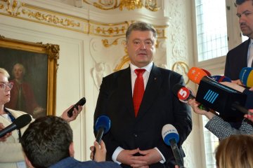 Переговори про поставки катарського газу тривають - Порошенко