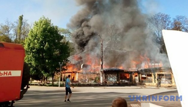 В Одесі палає кафе - стовп диму видно за кілометри