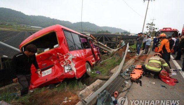 У Південній Кореї автобус злетів з шосе: 8 осіб загинули і 11 постраждали