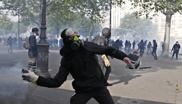 Заворушення в Парижі: мітингувальники розгромили 31 магазин і 16 авто