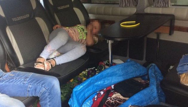 На кордоні з Угорщиною серед речей знайшли п'ятирічну дівчинку 
