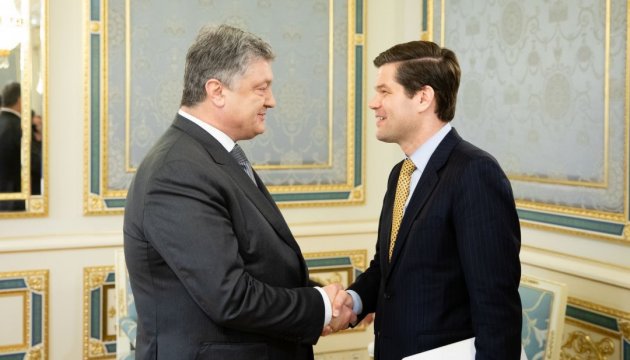 Poroshenko y Mitchell discuten la situación en Donbás y una mayor cooperación entre los países