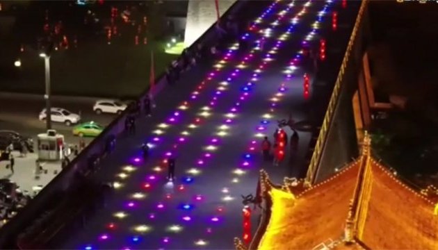 Шоу у Піднебесній: у Китаї одночасно злетіли майже півтори тисячі дронів